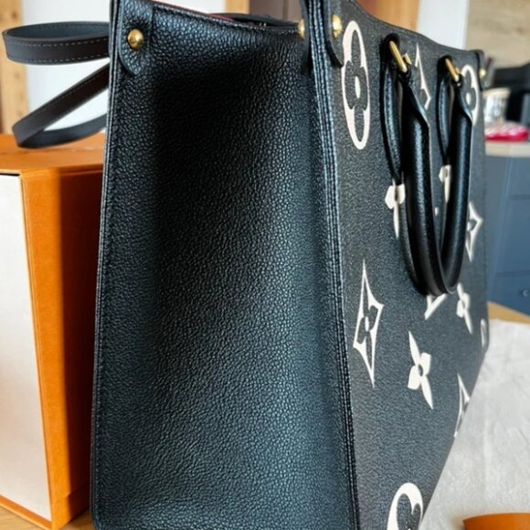 Louis Vuitton Black and White ONTHEGO MM Bag - Picture 4 of 6